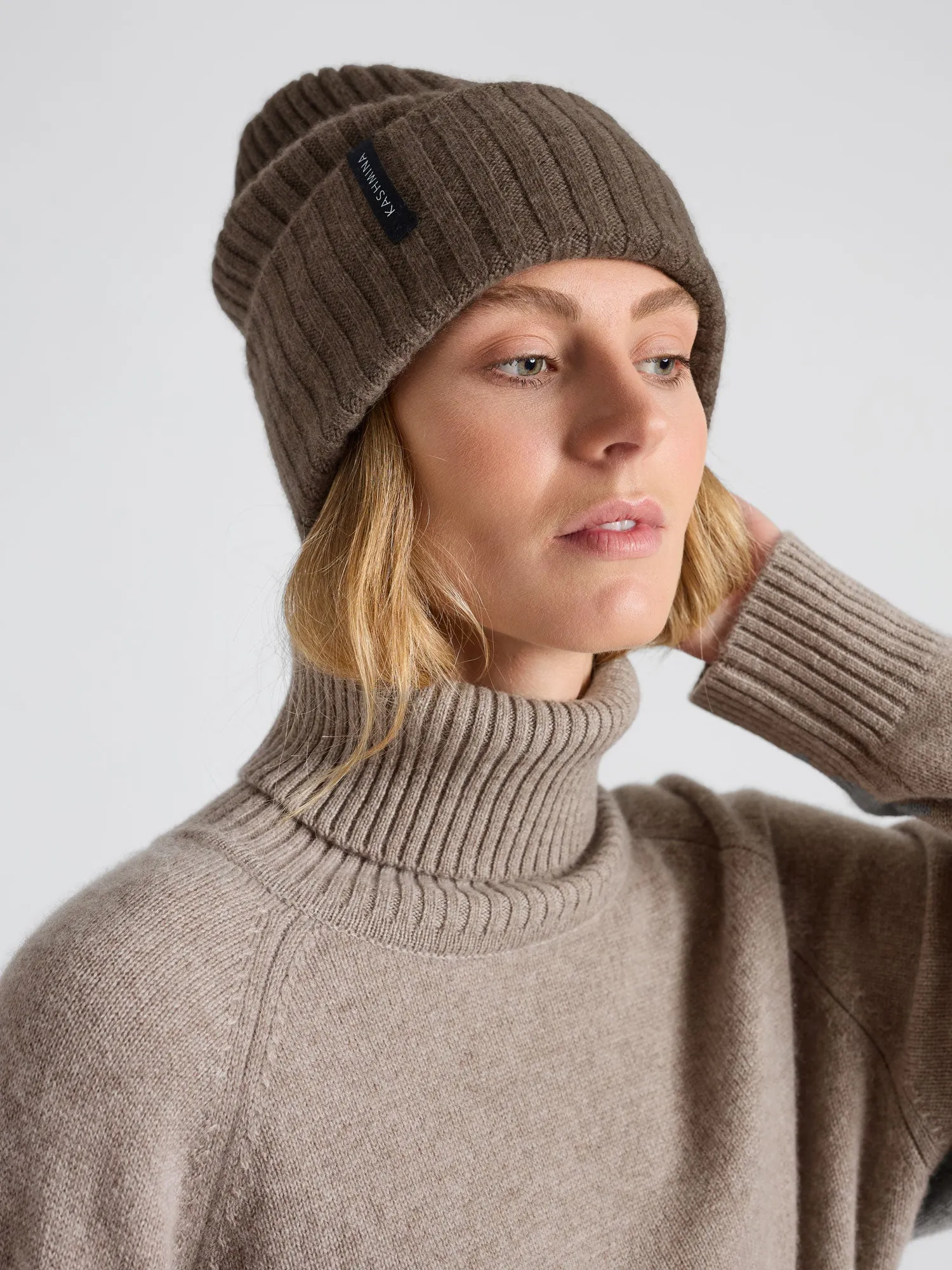 Cashmere beanie "Oda" - Dark toast