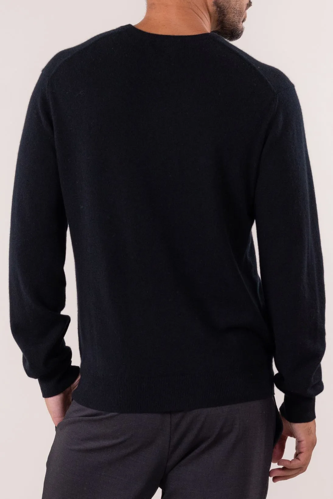 CLASSIC V-NECK SWEATER