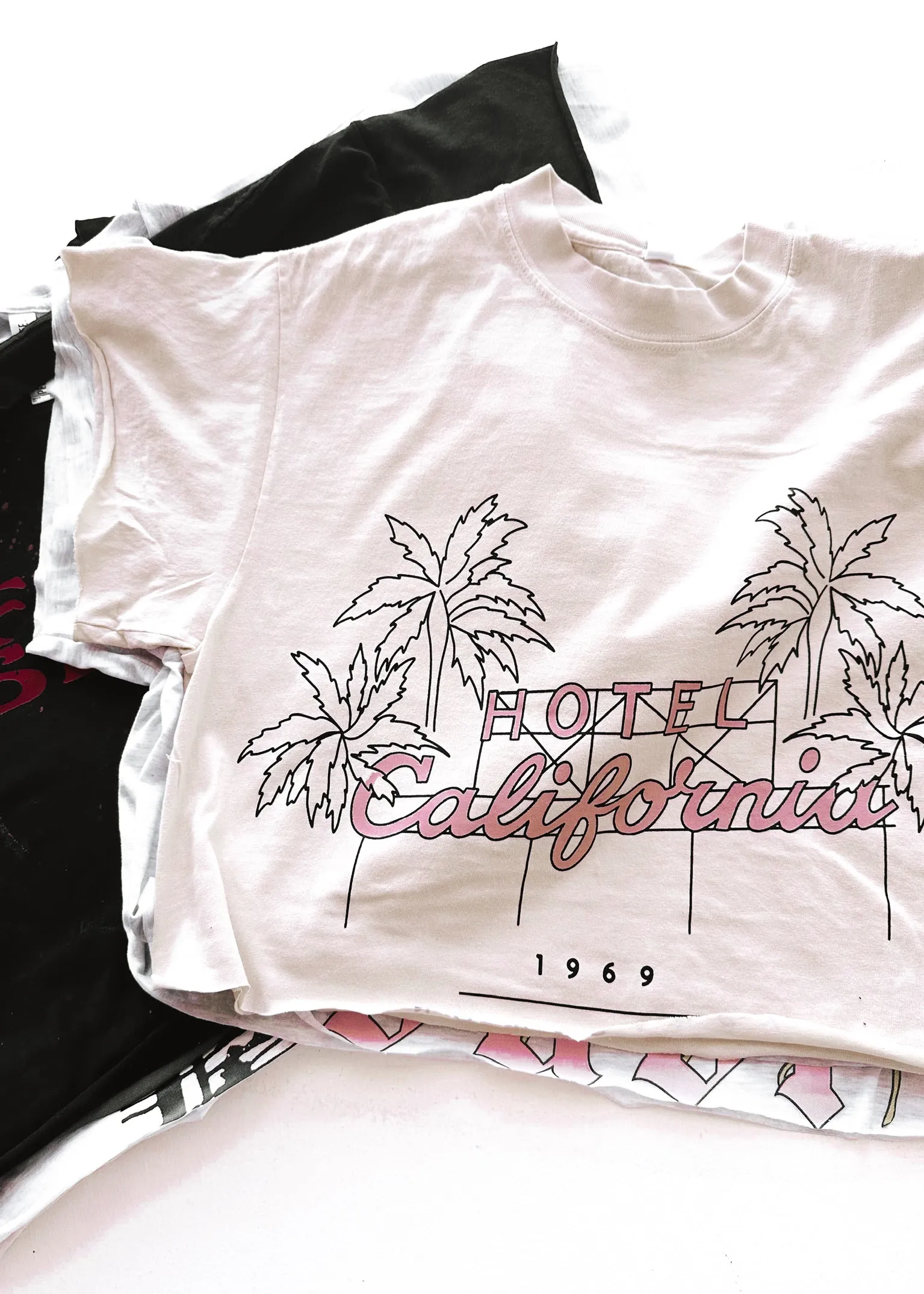 CROPPED HOTEL CALIFORNIA GRAPHIC TEE