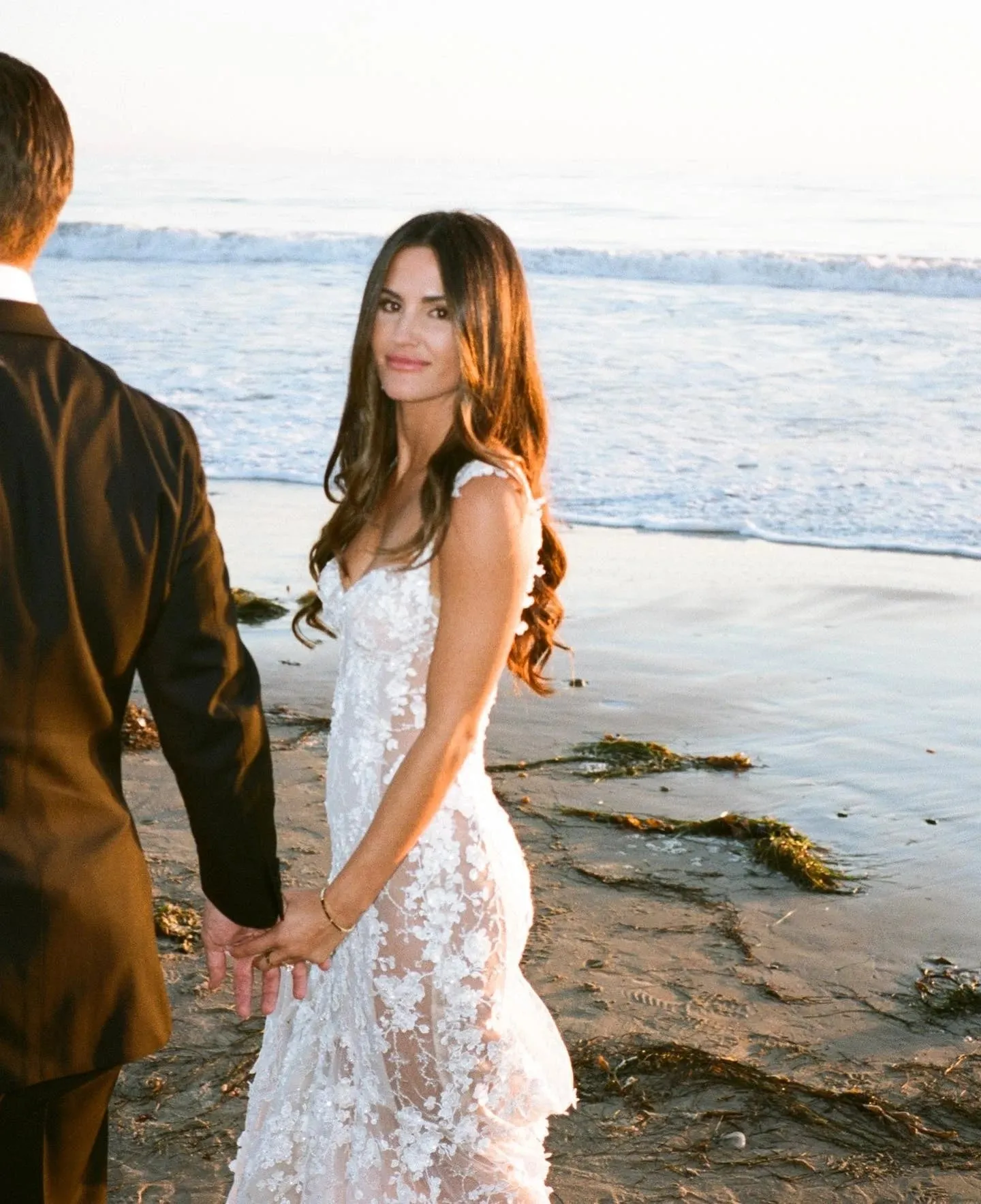 Custom Romantic Mermaid Wedding Dress with V-Neck, Lace Appliques, and 3D Flower Details - Vestido de Novia