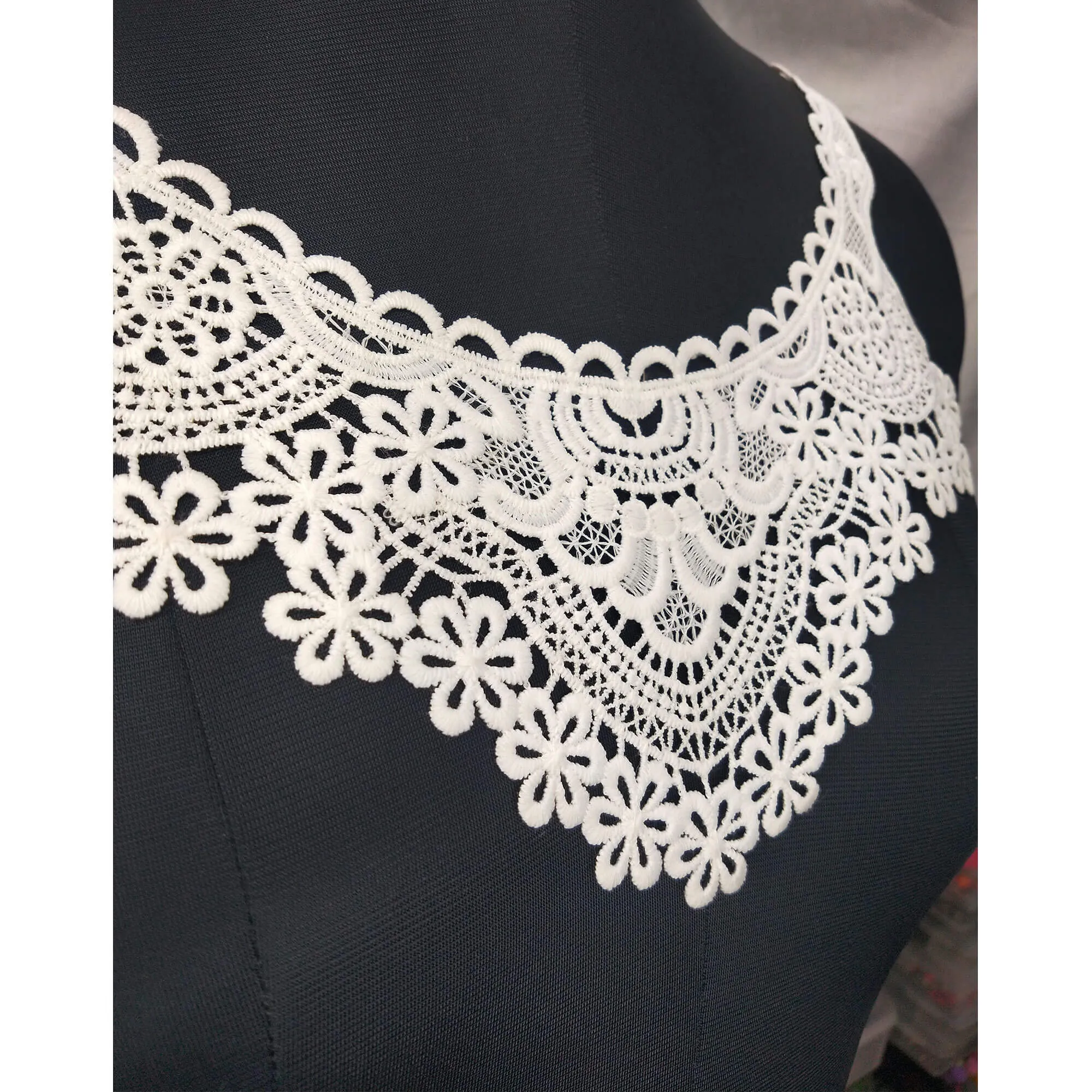 Daisy Flower Border Design Neckline
