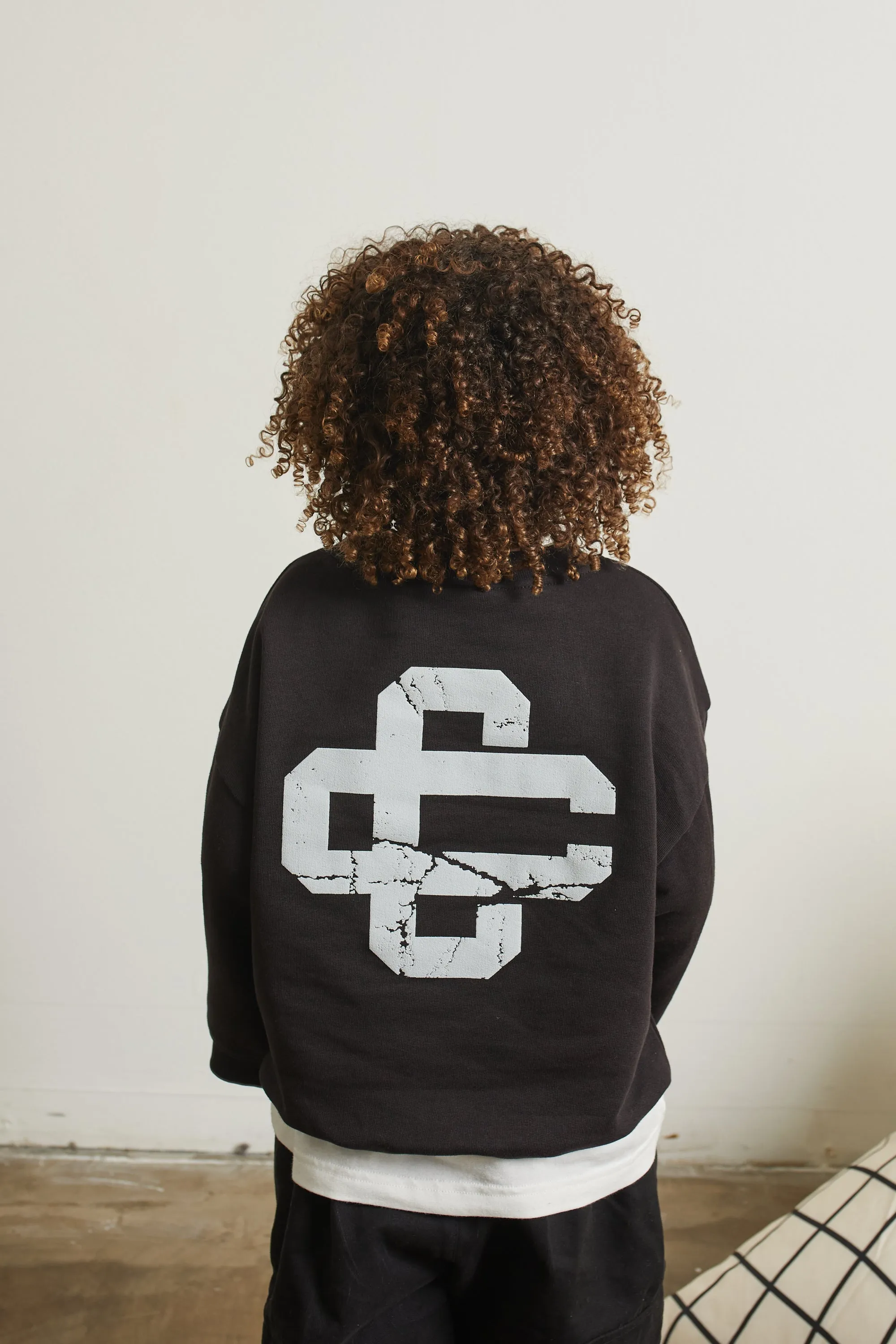 KIDS CRACKED EMBLEM CREW SWEATSHIRT - BLACK