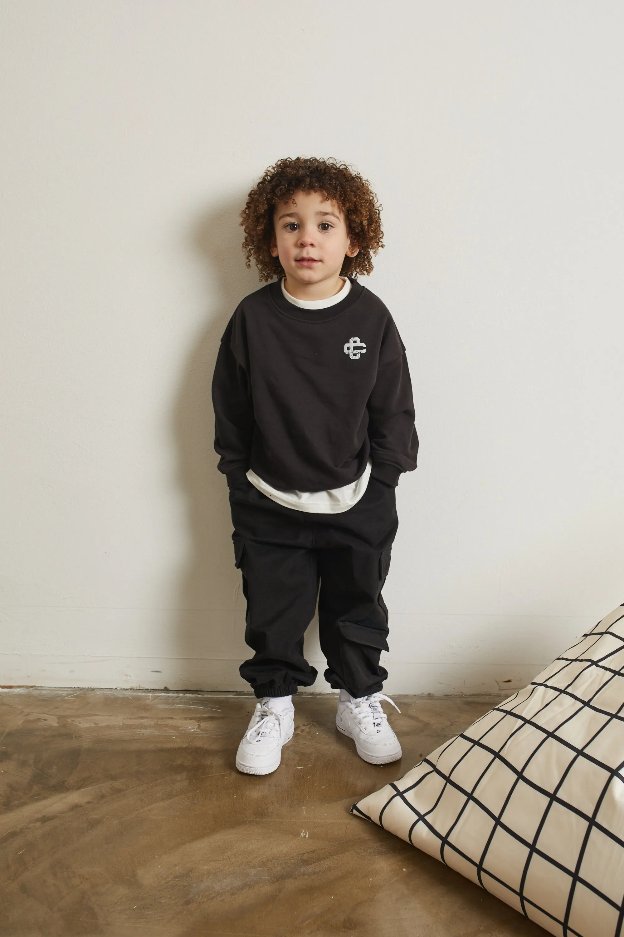 KIDS CRACKED EMBLEM CREW SWEATSHIRT - BLACK