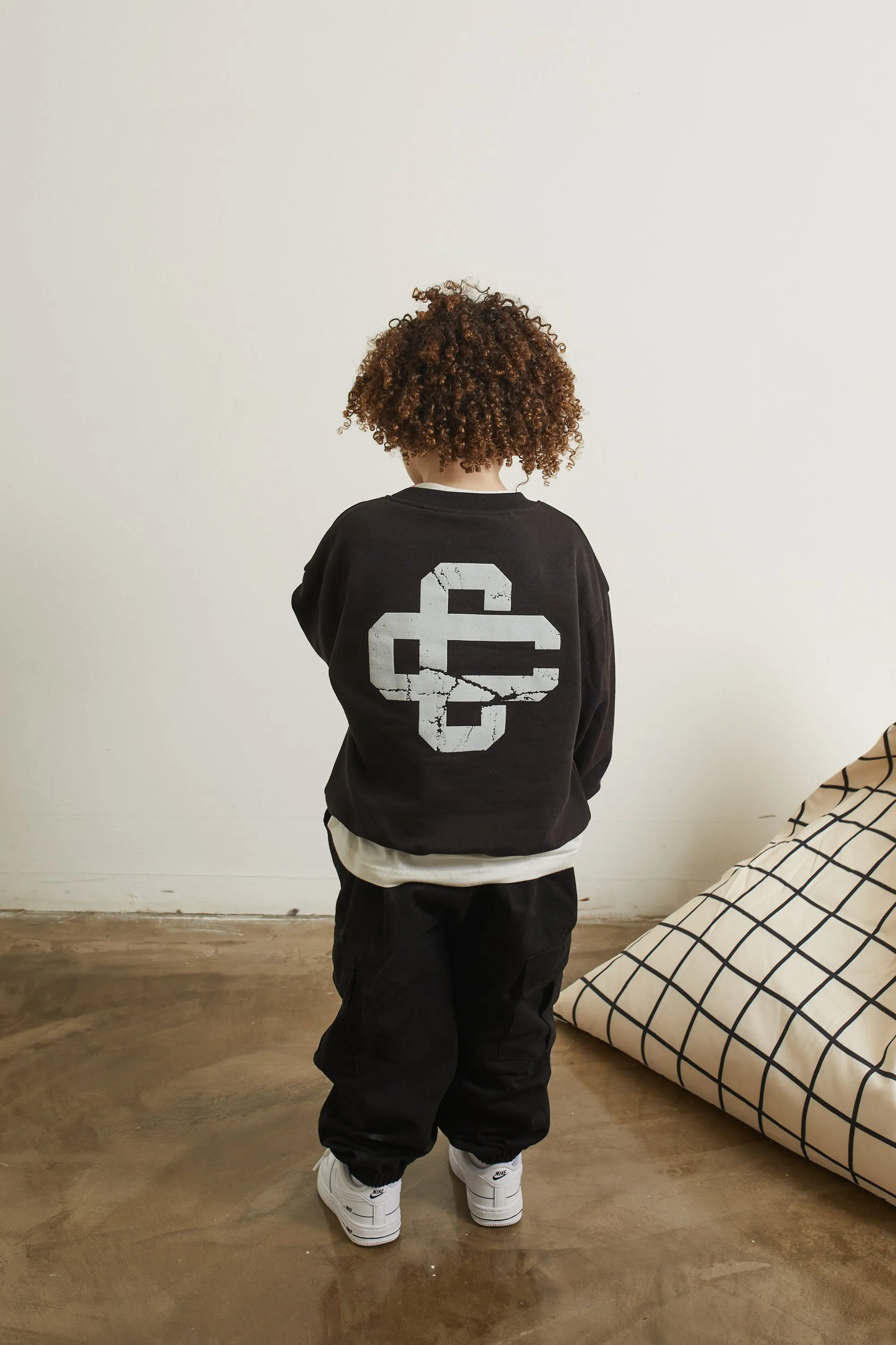 KIDS CRACKED EMBLEM CREW SWEATSHIRT - BLACK