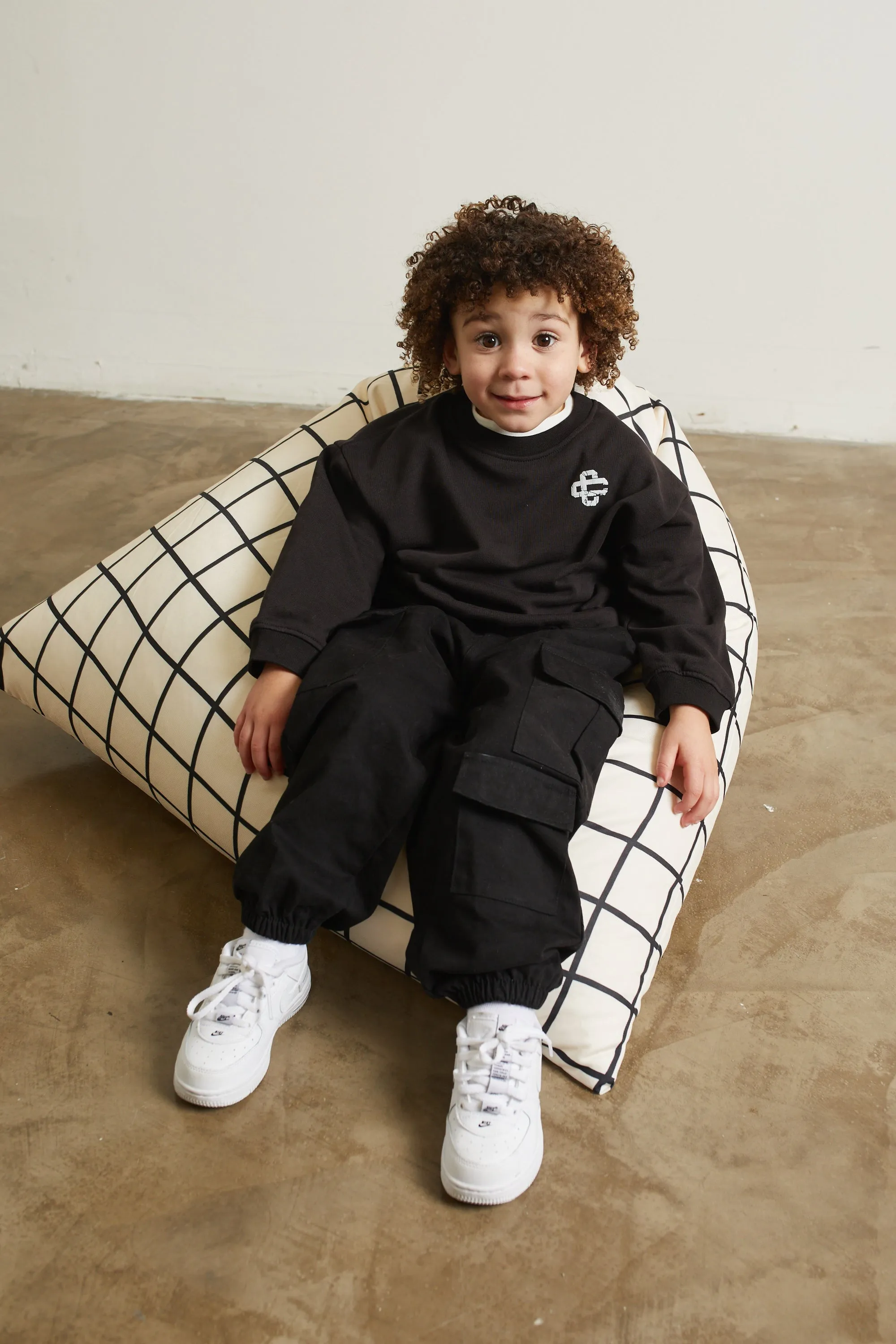 KIDS CRACKED EMBLEM CREW SWEATSHIRT - BLACK