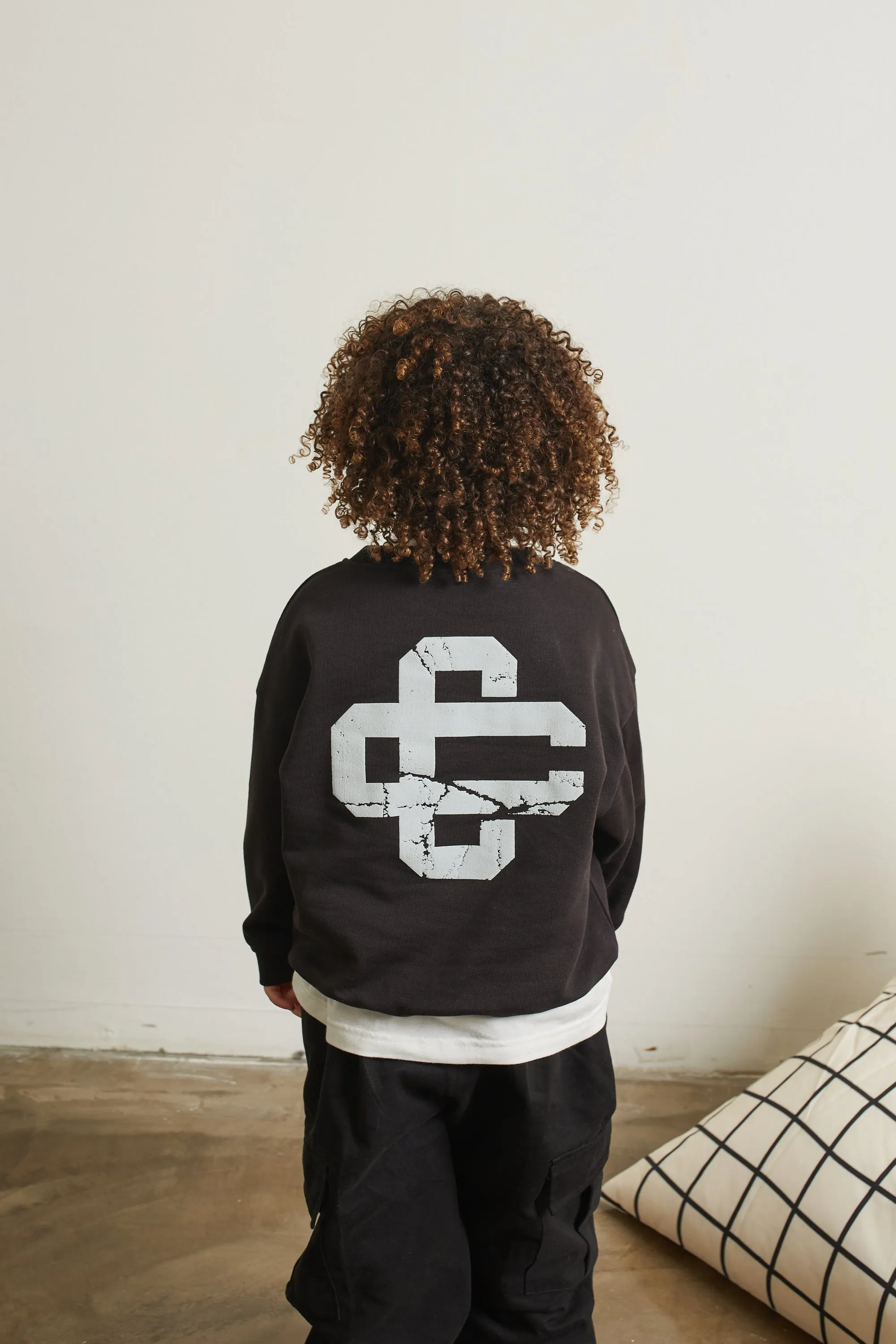 KIDS CRACKED EMBLEM CREW SWEATSHIRT - BLACK