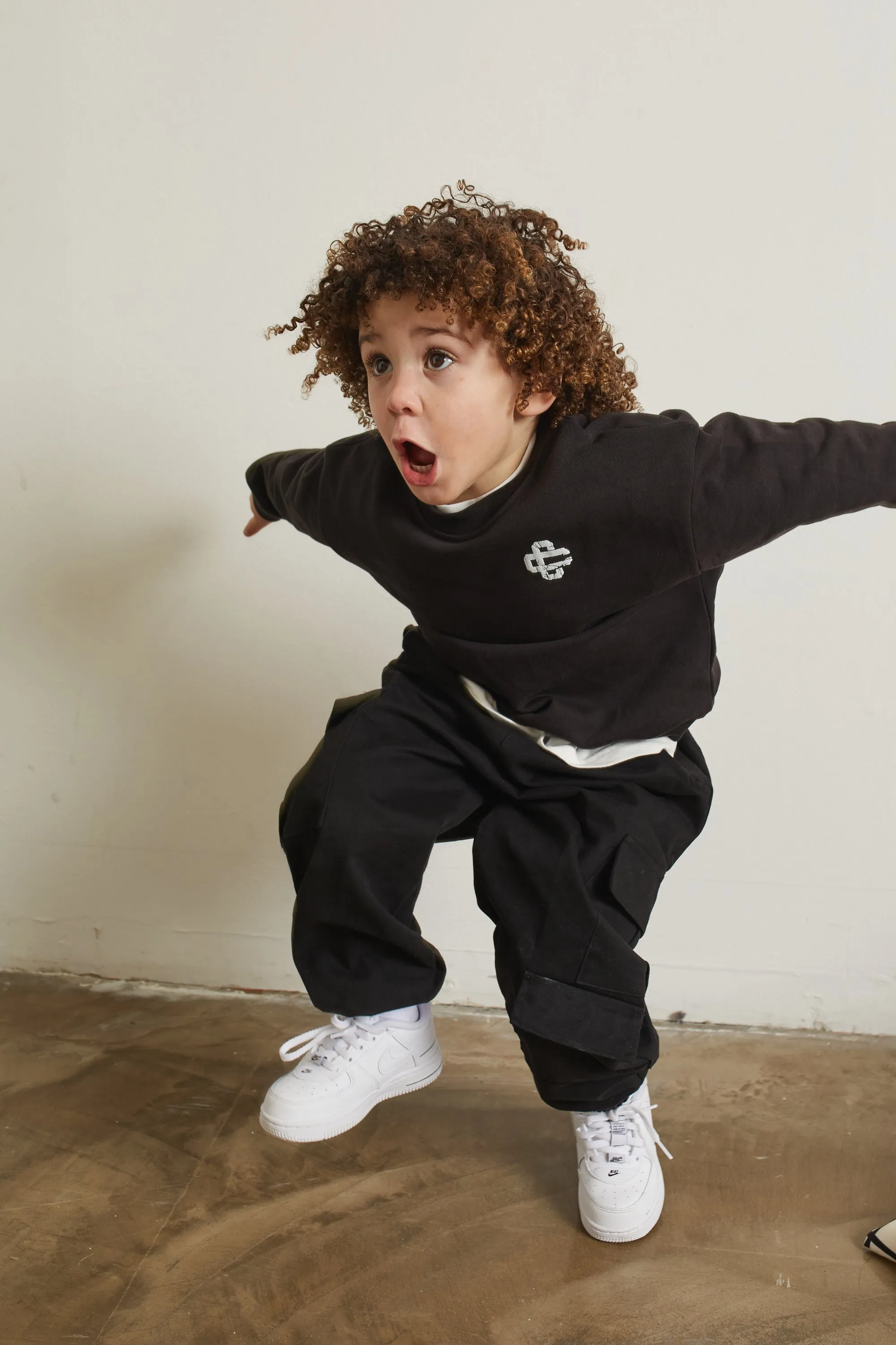KIDS CRACKED EMBLEM CREW SWEATSHIRT - BLACK