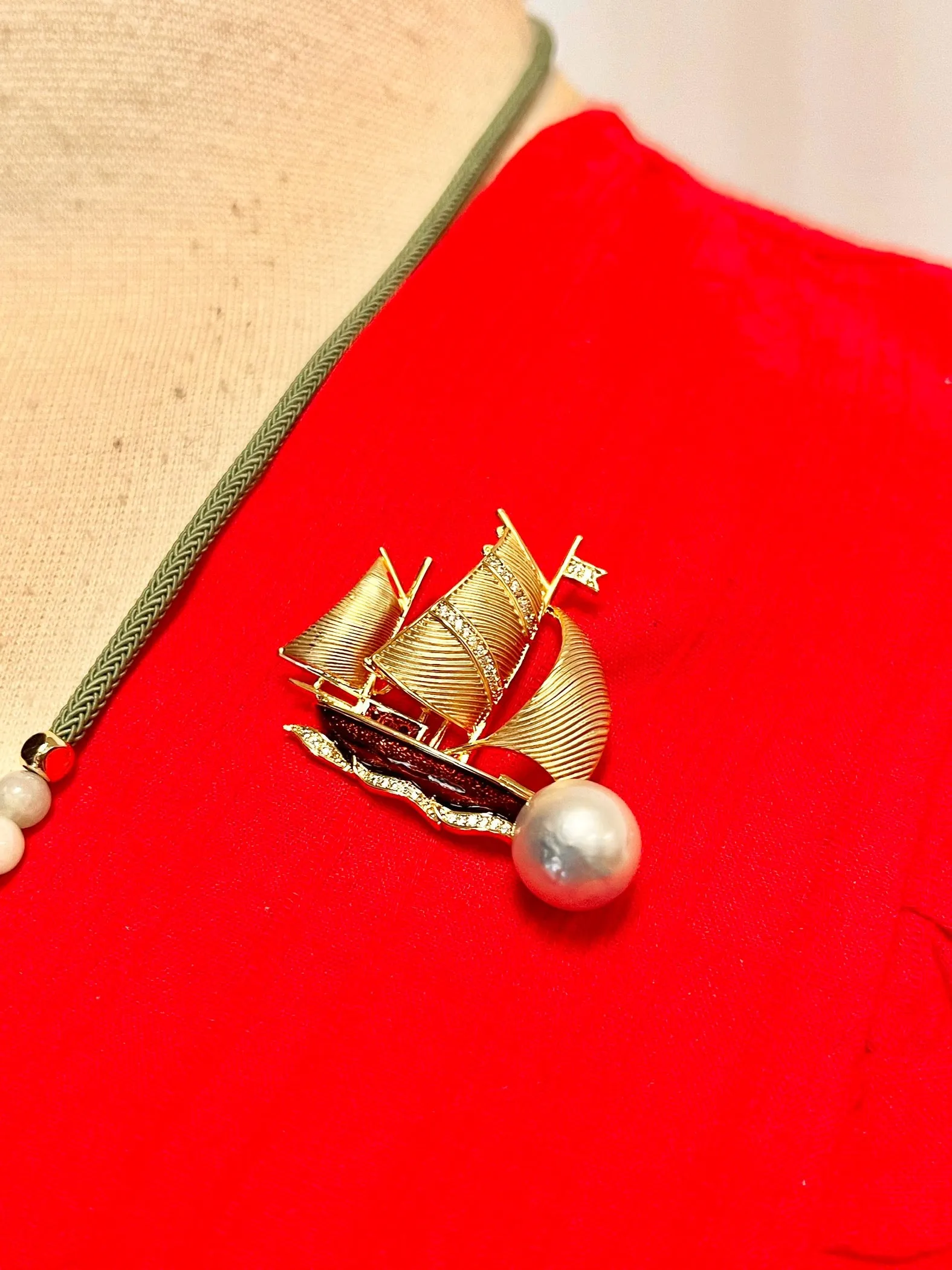 SHIP BROOCH IN MICRON SETTING WITH GRAY SOUTH SEA PEARL